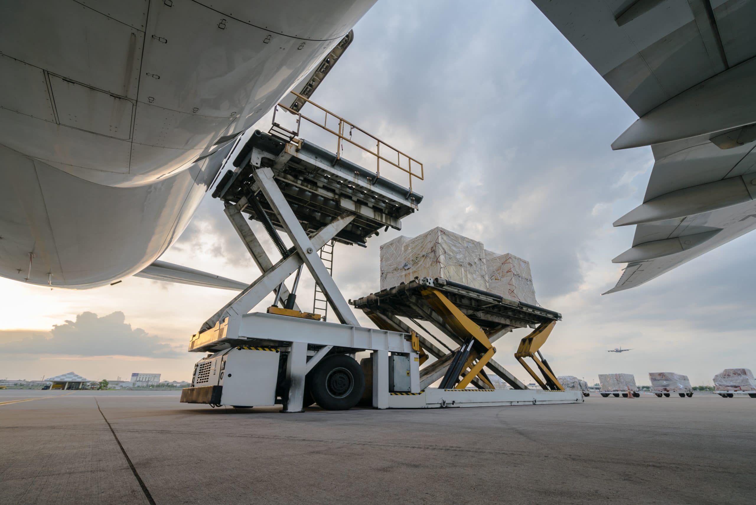 Carga de un avión de carga fuera de la logística del transporte aéreo