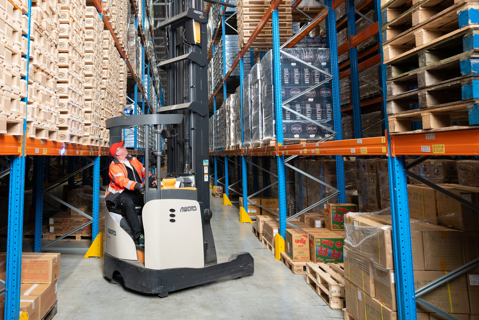 Medewerker houd het fulwilment warehouse in orde