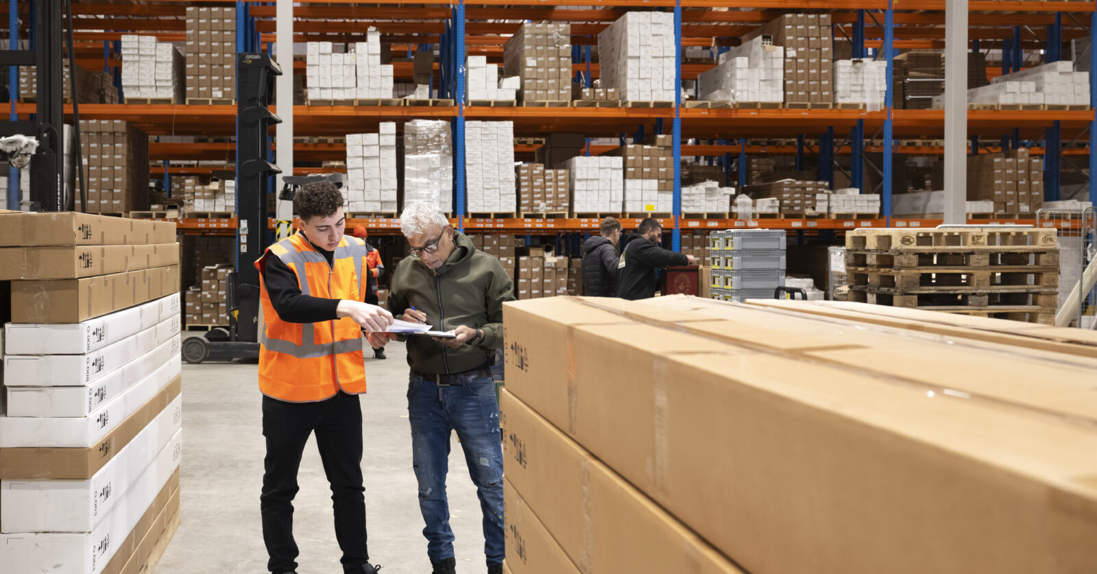 Team collaboration in logistics to optimize supply chain performance