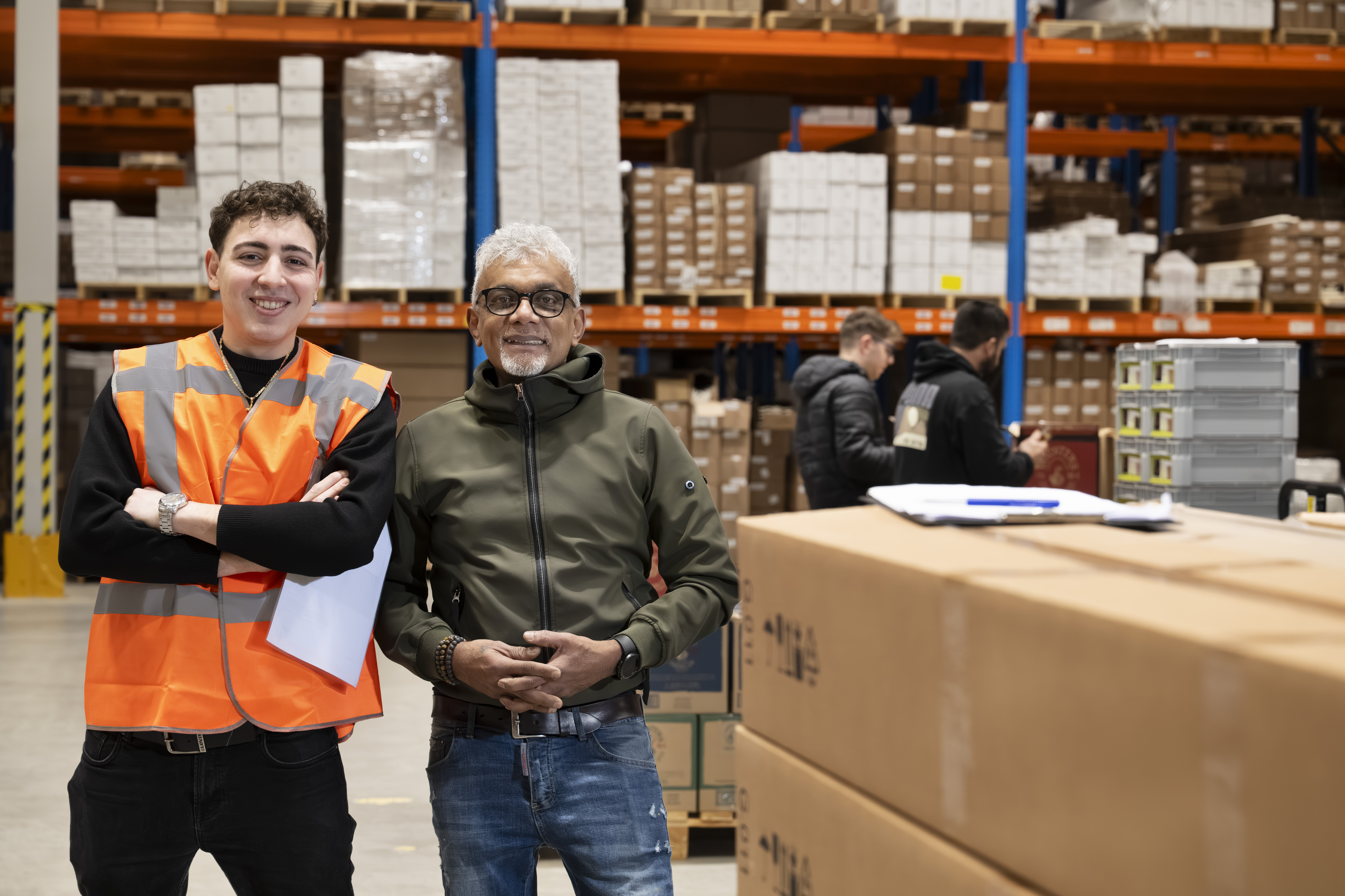 Twee tevrede collega's over het beveiligde warehouse
